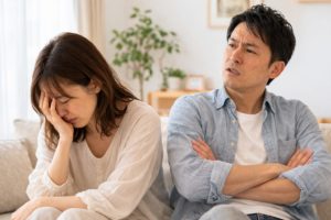 福岡の夫婦カウンセリング、セブンラボのコラム記事より「不倫浮気発覚後、夫婦関係を壊すのは言い逃れしようとする「合理化」…これは俗にいう「開き直り」