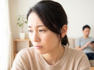 会話が減り距離を感じる夫婦。スマホを見る夫と、言葉にできない思いを抱える妻
