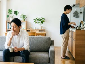 同じ部屋にいながら気持ちの距離が生まれている夫婦